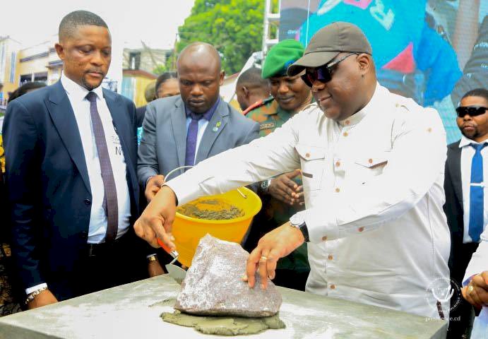 Maternité de Kintambo : Félix Tshisekedi pose la première pierre, les bâtisseurs ont leur premier grand chantier