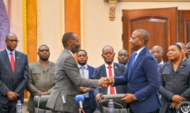 Passation de flambeau entre le nouveau et l'ancien Dircab du président de la république