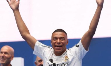 Football : Kylian Mbappé présenté devant 80 mille supporters du Real Madrid 