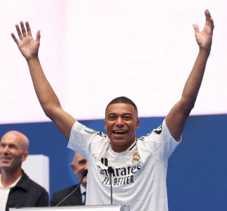 Football : Kylian Mbappé présenté devant 80 mille supporters du Real Madrid
