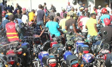 Kinshasa : Le gouverneur envisage de rendre obligatoire le port d’un badge reprenant l’identité des motocyclistes