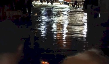 Inondations à Bandal : le quartier Makelele sous l'eau, les habitants obligés de sortir nuitamment avec leurs meubles